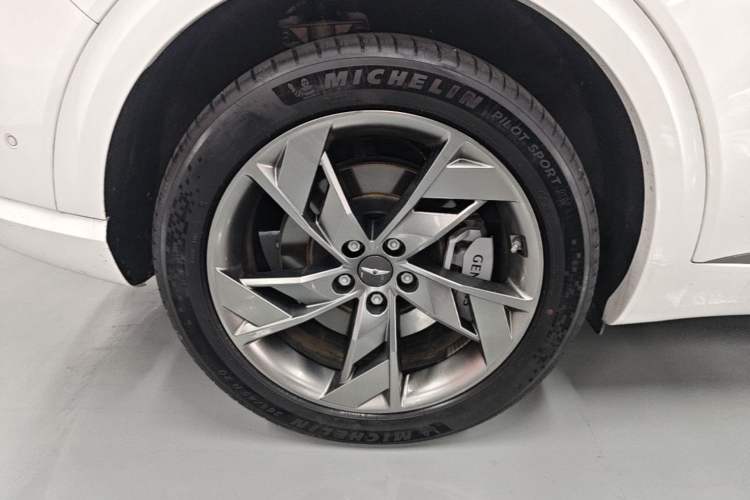 Used Genesis GV70 EV 2023 All-Electric GV70 Flagship Edition Right Rear Wheel Hub