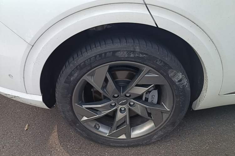 Used Genesis GV70 EV 2023 All-Electric GV70 Flagship Edition Right Rear Wheel Hub