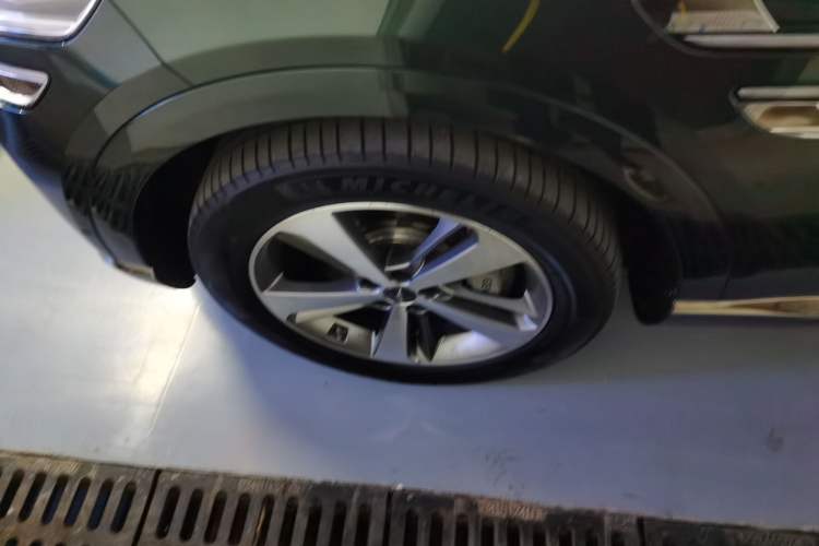 Used Genesis GV80 2023 2.5T Four-Wheel Drive Flagship Version 6 Seats Left Front Wheel Hub