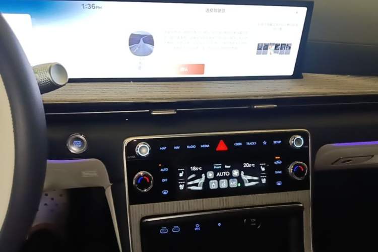 Used Genesis GV80 2024 2.5T Four-Wheel Drive Flagship Edition 5 Seats Audio And AC Panel