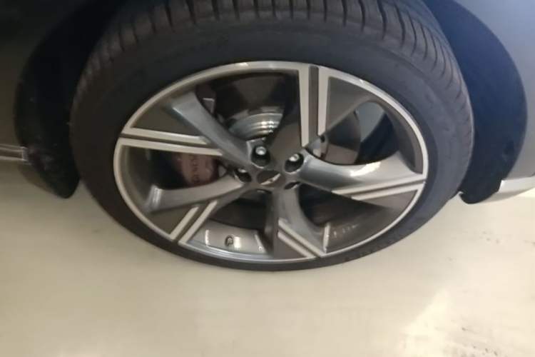 Used Genesis GV80 2024 2.5T Four-Wheel Drive Flagship Edition 5 Seats Right Front Wheel Hub