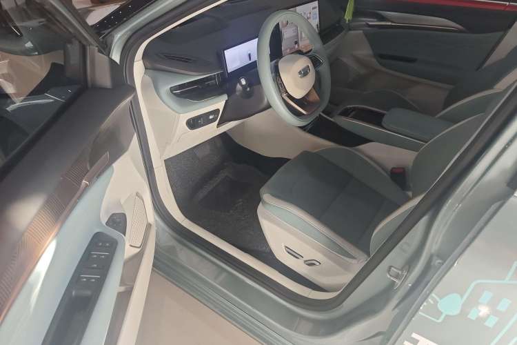 Used Geometry 2022 620 New Fun Edition Left Front Seat