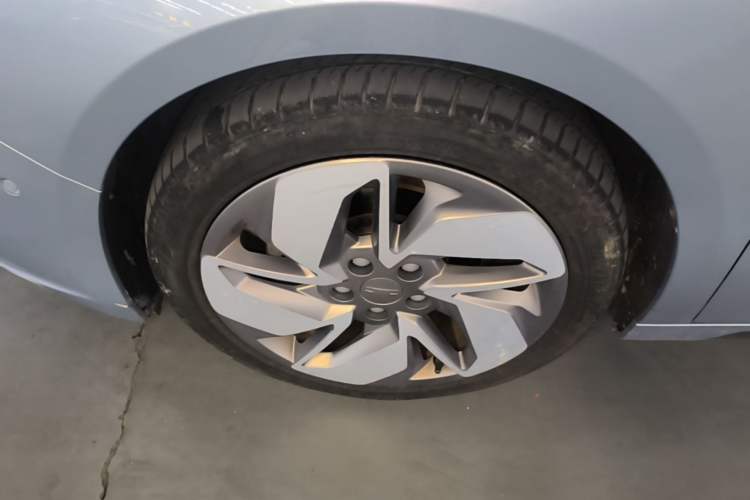 Used Geometry A 2019 High-Performance Standard Range Power Edition Left Front Wheel Hub