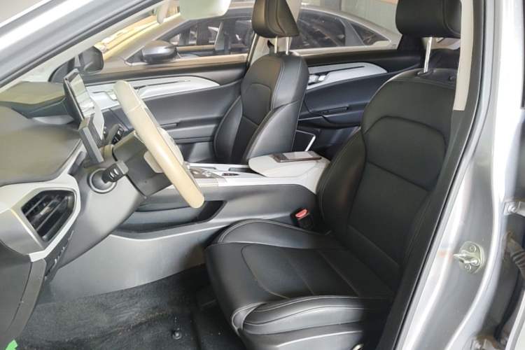 Used Geometry A 2019 High-Value Standard Range Cube Edition Left Front Seat