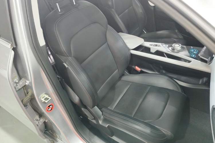 Used Geometry A 2019 High-Value Standard Range Cube Edition Right Front Seat