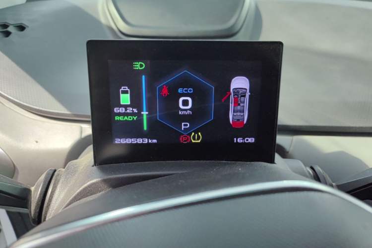 Used Geometry A 2019 High-Value Standard Range Square Edition Instrument Cluster