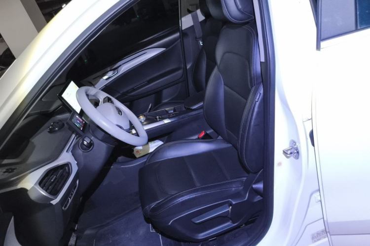 Used Geometry A 2019 High-Value Standard Range Square Edition Left Front Seat