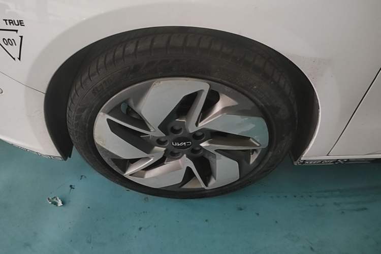 Used Geometry A 2019 High-Performance Standard Range Power Edition Left Front Wheel Hub