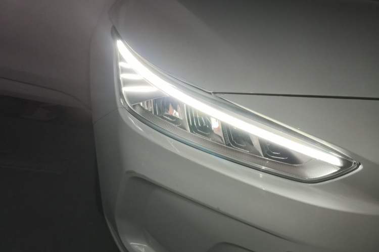 Used Geometry A 2019 High-Value Standard Range Square Edition Right Front Headlight