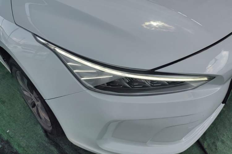 Used Geometry A 2019 High-Value Standard Range Square Edition Right Front Headlight