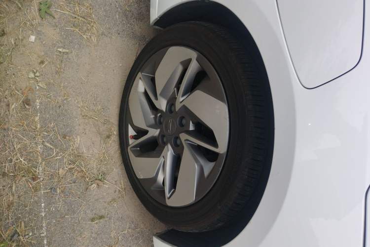 Used Geometry A 2019 High-Performance Standard Range Power Edition Right Front Wheel Hub