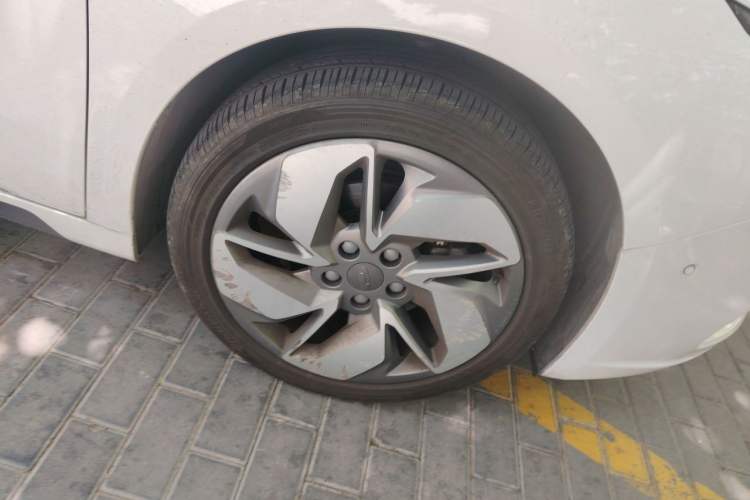 Used Geometry A 2019 High-Performance Standard Range Power Edition Right Front Wheel Hub
