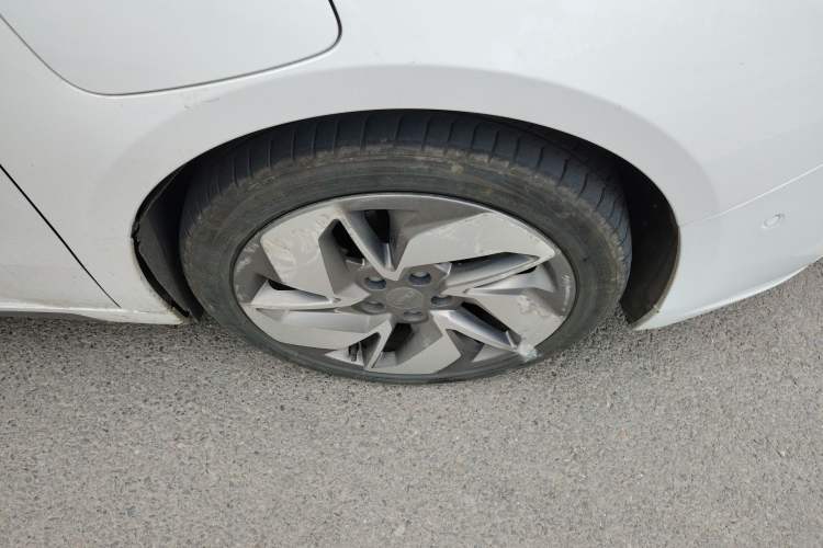 Used Geometry A 2019 High-Performance Standard Range Power Edition Right Front Wheel Hub