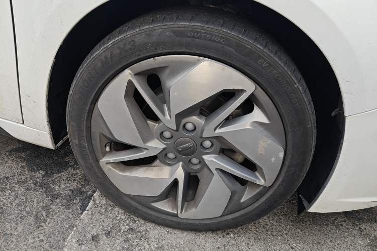 Used Geometry A 2019 High-Performance Standard Range Power Edition Right Front Wheel Hub