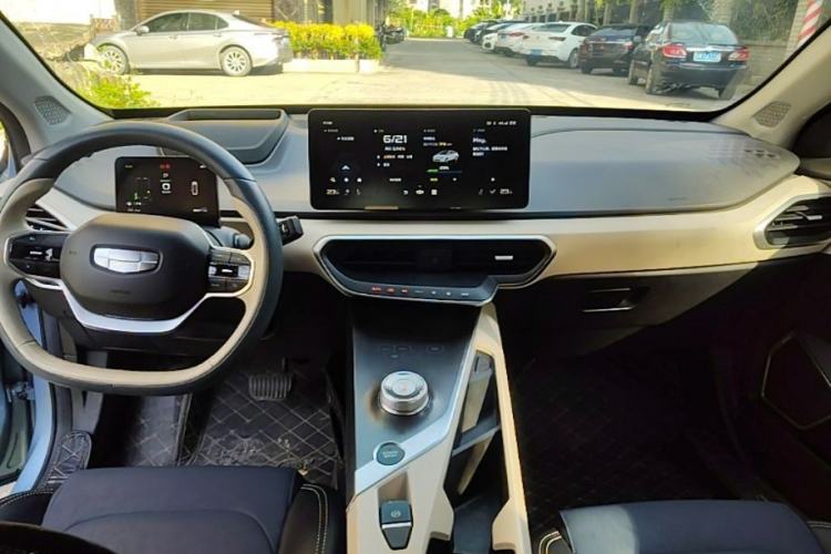 Used Geometry A 2021 Pro Enhanced High-Efficiency Range Version 600 km A600 Cubic Edition Center Console