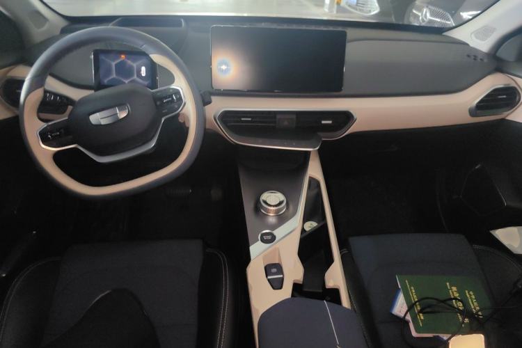 Used Geometry A 2021 Pro Enhanced High-Efficiency Range Version 600 km A600 Cubic Edition Center Console