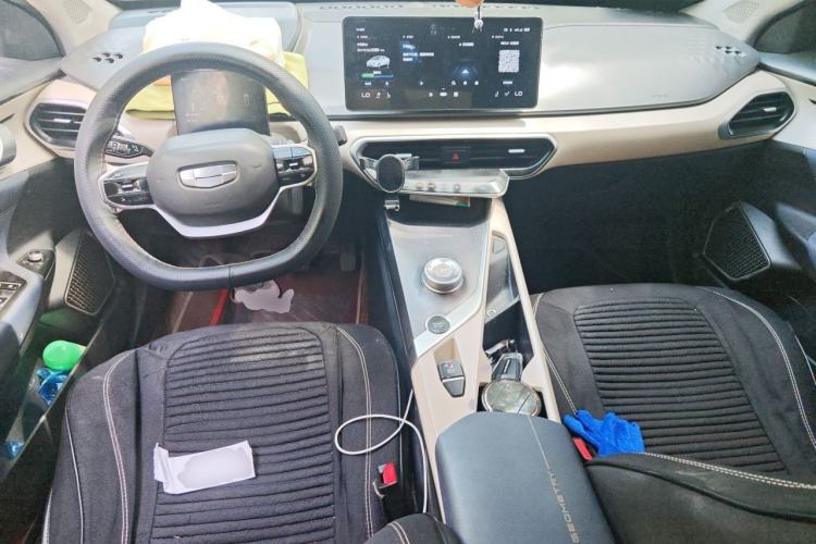 Used Geometry A 2021 Pro Enhanced High-Efficiency Range Version 600 km A600 Cubic Edition Center Console
