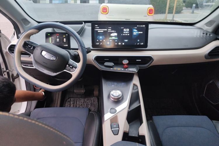 Used Geometry A 2021 Pro Enhanced High-Efficiency Range Version 600 km A600 Cubic Edition Center Console