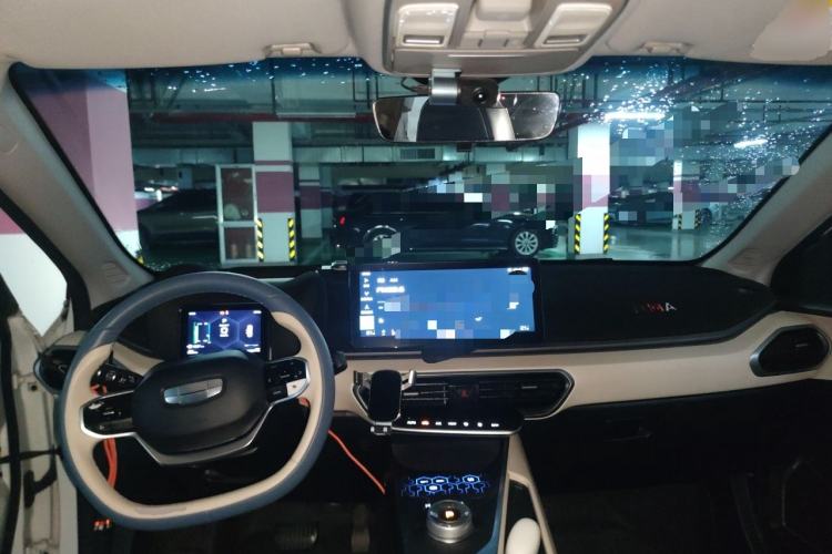 Used Geometry A 2021 Pro Enhanced High-Efficiency Range Version 600 km A600 Cubic Edition Center Console