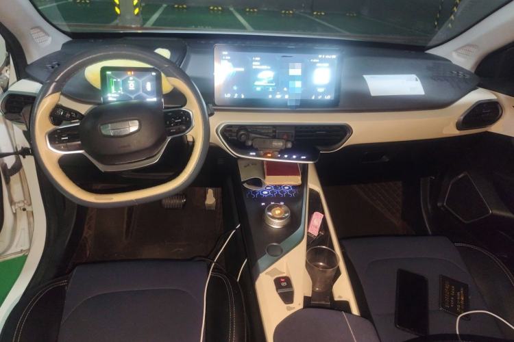 Used Geometry A 2021 Pro Enhanced High-Efficiency Range Version 600 KM A600 Chanyou Edition Center Console