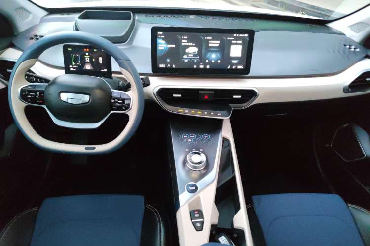 Used Geometry A 2021 Pro Enhanced High-Efficiency Range Version 600KM A600 PowerCube Edition Center Console