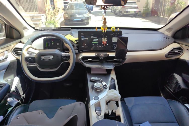 Used Geometry A 2021 Pro Enhanced High-Efficiency Range Version 600 km A600 Cubic Edition Center Console