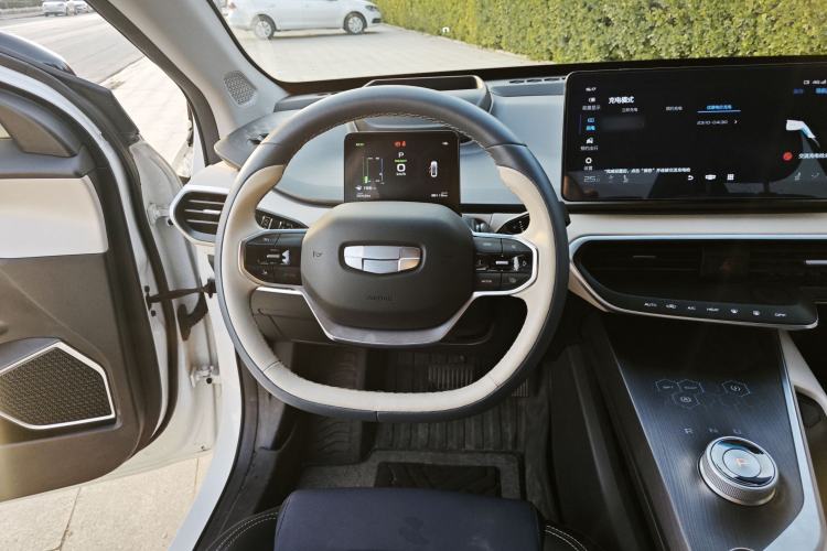 Used Geometry A 2021 Pro Enhanced High-Efficiency Range Version 600 km A600 Cubic Edition Interior 2