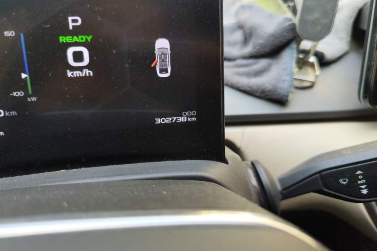 Used Geometry A 2022 Pro 600KM Red Apple Plus Odometer Close Up