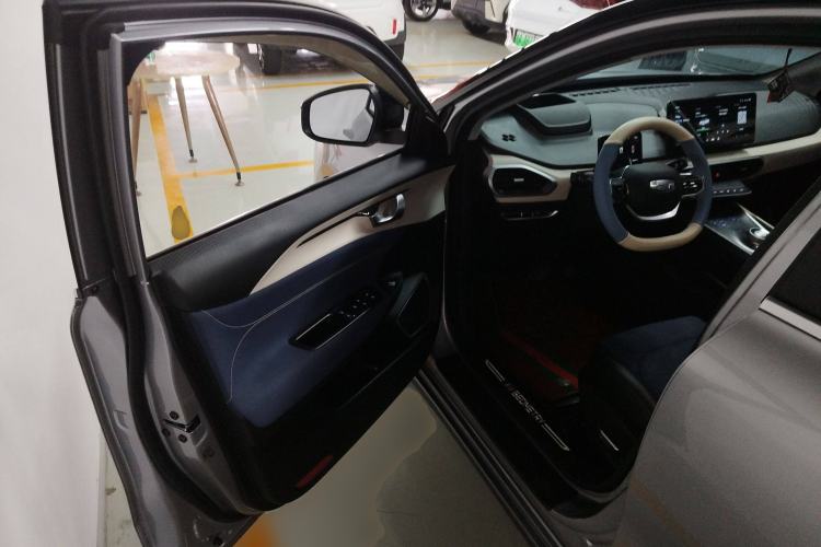 Used Geometry A 2022 Pro 600KM Red Apple Plus Driver Seat
