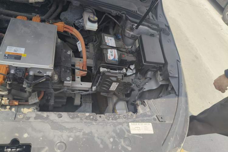 Used Geometry A 2022 Pro 600KM Red Apple Plus Engine Bay Left