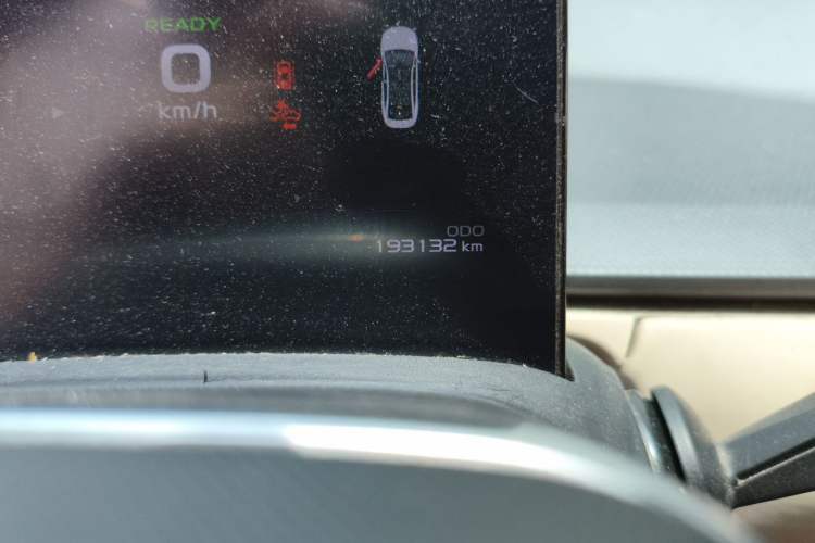 Used Geometry A 2022 Pro 600KM Red Apple Plus Odometer Close Up