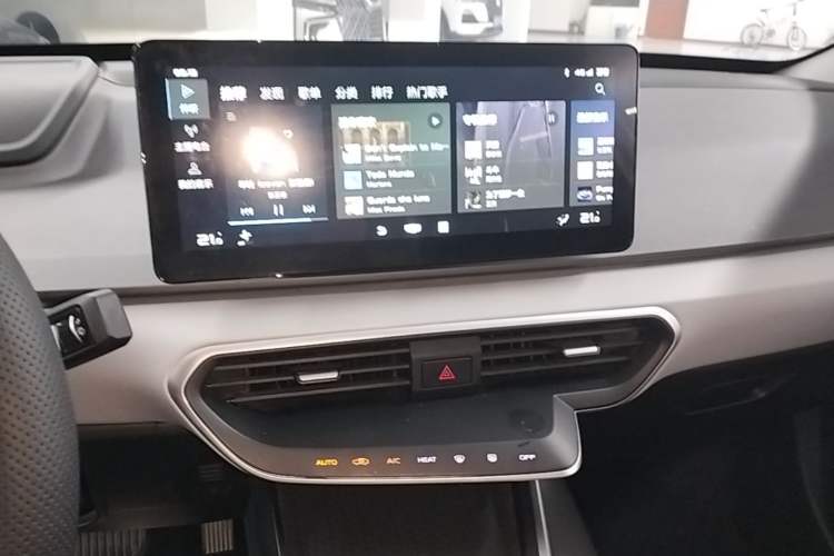 Used Geometry A 2022 Pro 430KM Commuter Edition Audio And AC Panel