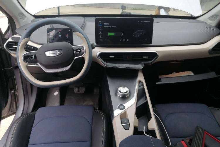 Used Geometry A 2022 Pro 600KM Red Apple Plus Center Console