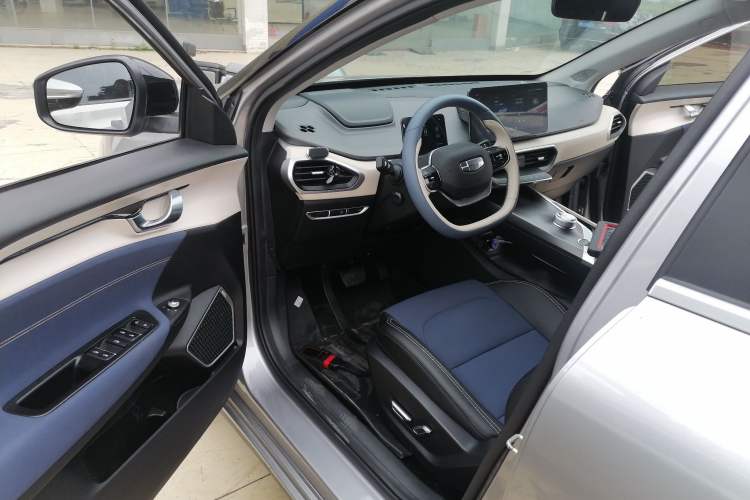Used Geometry A 2022 Pro 600KM Red Apple Plus Driver Seat
