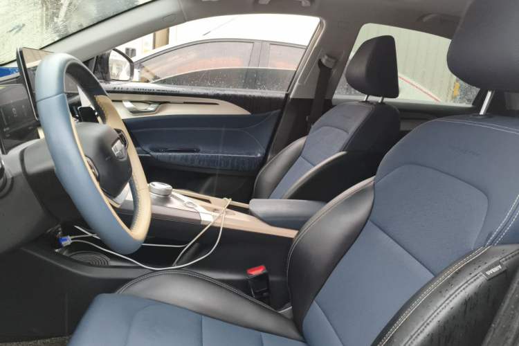 Used Geometry A 2022 Pro 600KM Red Apple Plus Left Front Seat