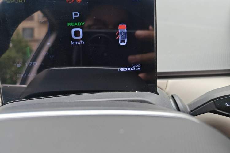 Used Geometry A 2022 Pro 600KM Red Apple Plus Odometer Close Up