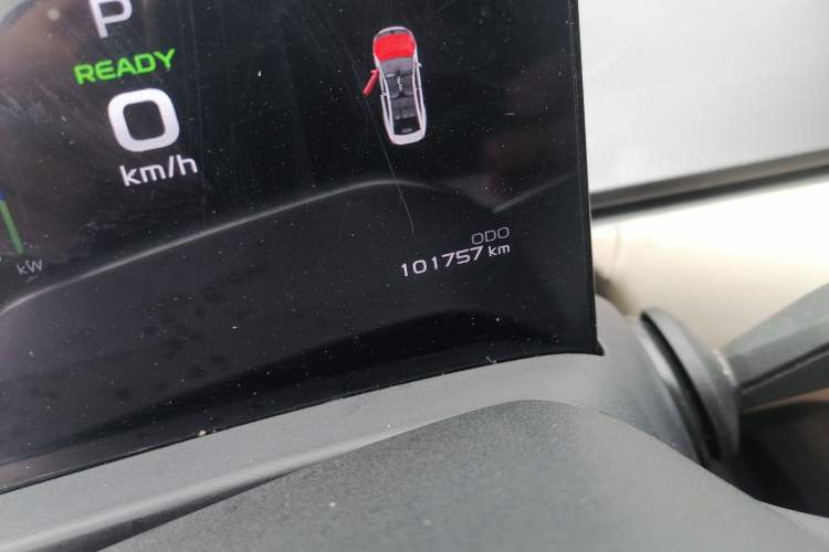 Used Geometry A 2022 Pro 600KM Red Apple Plus Odometer Close Up
