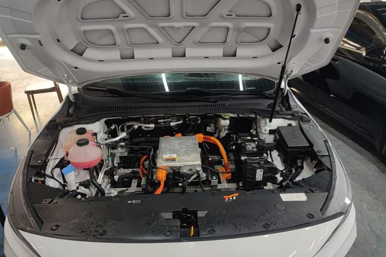 Used Geometry A 2022 Pro 430KM Commuter Edition Engine Bay