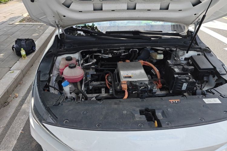 Used Geometry A 2022 Pro 600KM Red Apple Plus Engine Bay Right