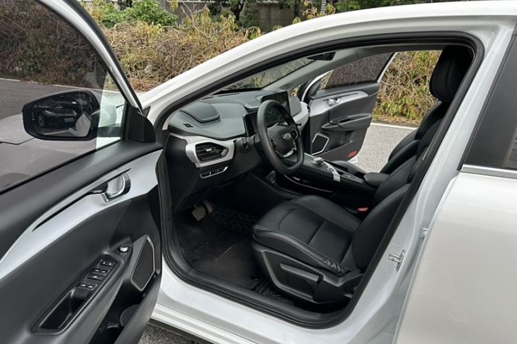 Used Geometry A 2022 Pro 430KM Green Apple Pro Left Front Seat
