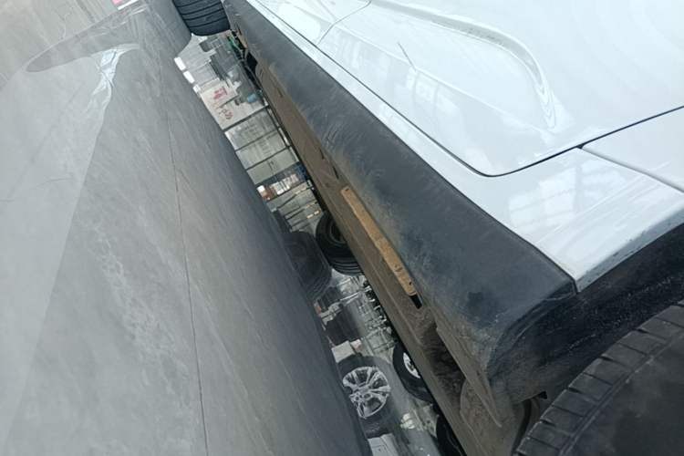 Used Geometry A 2022 Pro 430KM Commuter Edition Left Side Sill