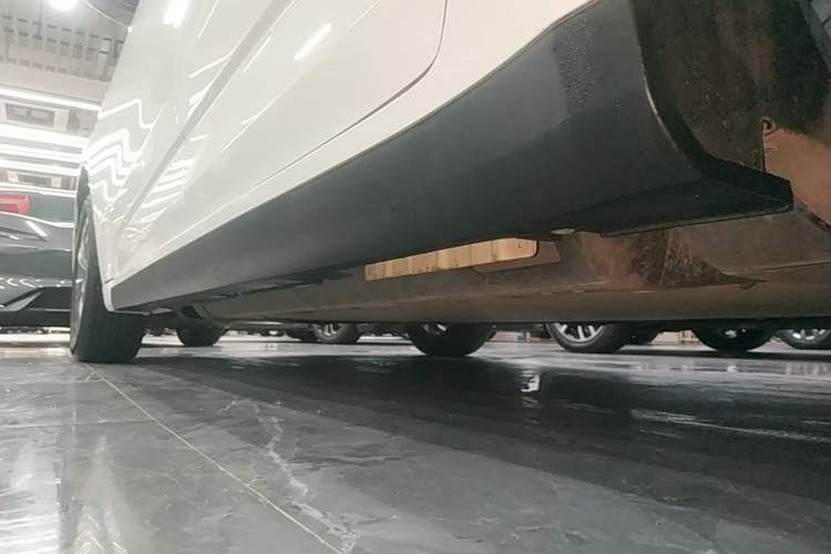 Used Geometry A 2022 Pro 430KM Commuter Edition Left Side Sill