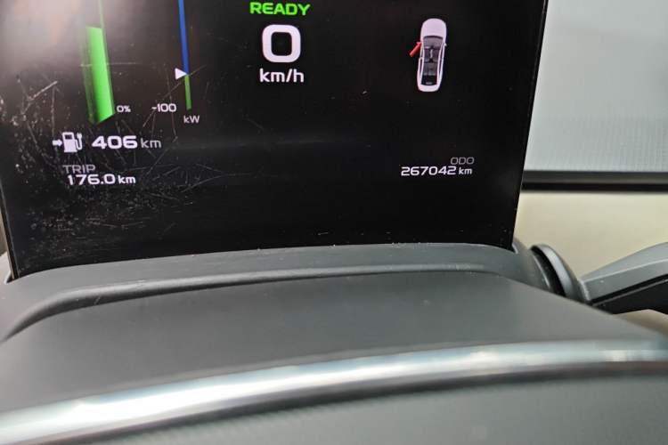 Used Geometry A 2022 Pro 600KM Red Apple Plus Odometer Close Up