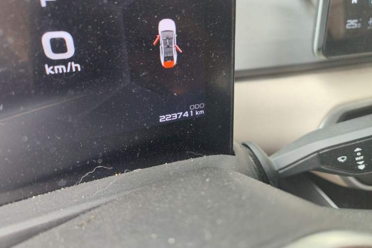 Used Geometry A 2022 Pro 600KM Red Apple Plus Odometer Close Up
