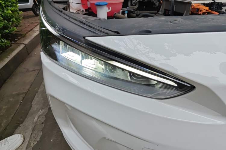 Used Geometry A 2022 Pro 600KM Red Apple Plus Right Front Headlight
