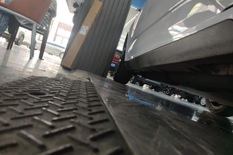 Used Geometry A 2022 Pro 430KM Commuter Edition Right Side Sill