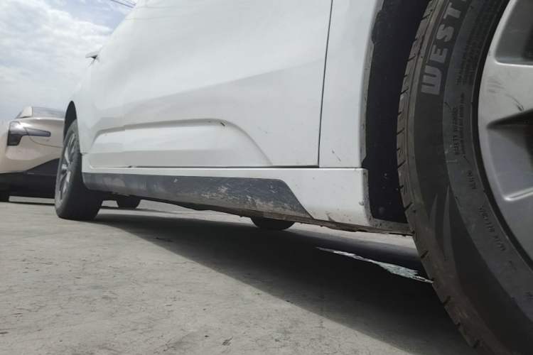 Used Geometry A 2022 Pro 430KM Commuter Edition Right Side Sill