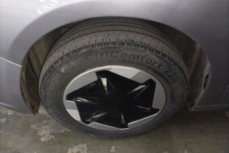 Used Geometry A 2024 410KM Travel Edition Left Front Wheel Hub
