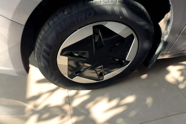 Used Geometry A 2024 500KM Travel Edition Left Front Wheel Hub