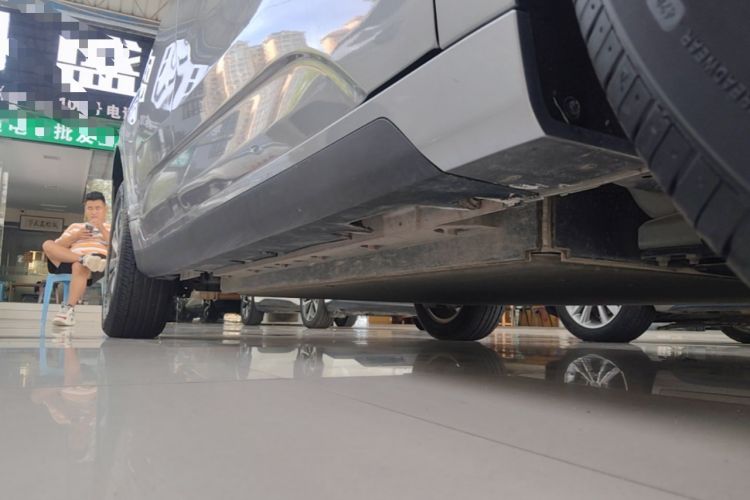Used Geometry A 2024 410 KM Business Edition Right Side Sill